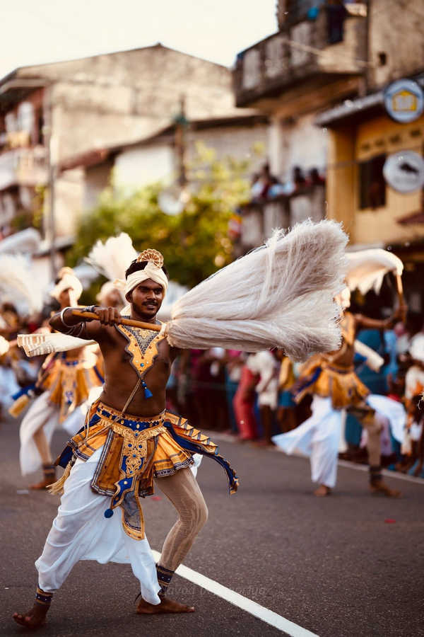 Group of dancers at the traditional Perahera on Sri Lanka’s south coast, near Aavya Cove Villas Grupo de bailarines en el Perahera tradicional de la costa sur de Sri Lanka, cerca de Aavya Cove Villas